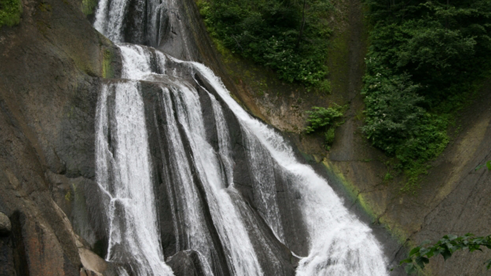 羽衣の滝｜北海道最大の落差を誇る名瀑