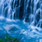 白ひげの滝｜コバルトブルーにきらめく潜流爆