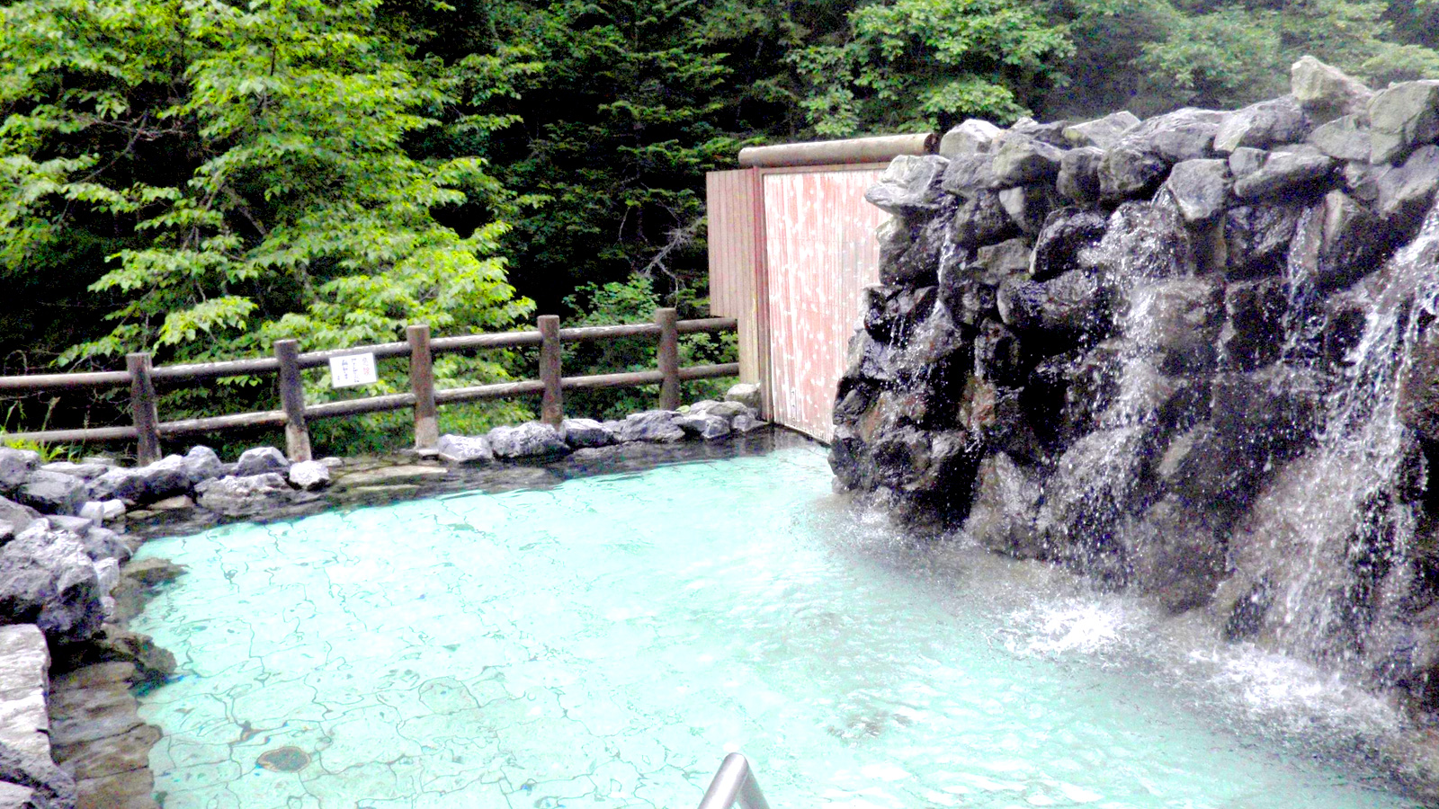 トムラウシ温泉 東大雪荘｜彩の森の露天風呂