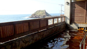 沈みゆく夕陽を見つめながら至福のひととき｜岩尾温泉