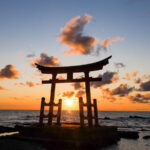 鳥居から除く神秘的な夕陽|豊岬 金比羅神宮