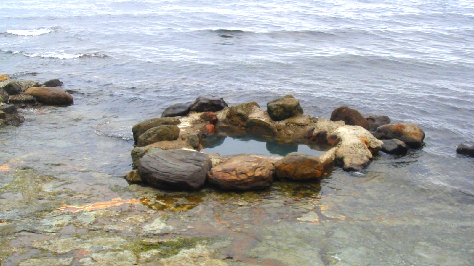 瀬石温泉｜明治時代に発見された海の中の温泉