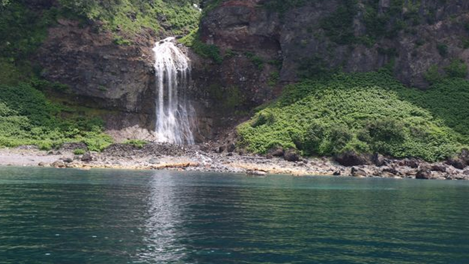 カムイワッカ湯の滝｜知床の秘境にある流れ落ちる温泉