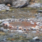 泊川河鹿の湯｜沈殿岩がかたるかつての名野湯