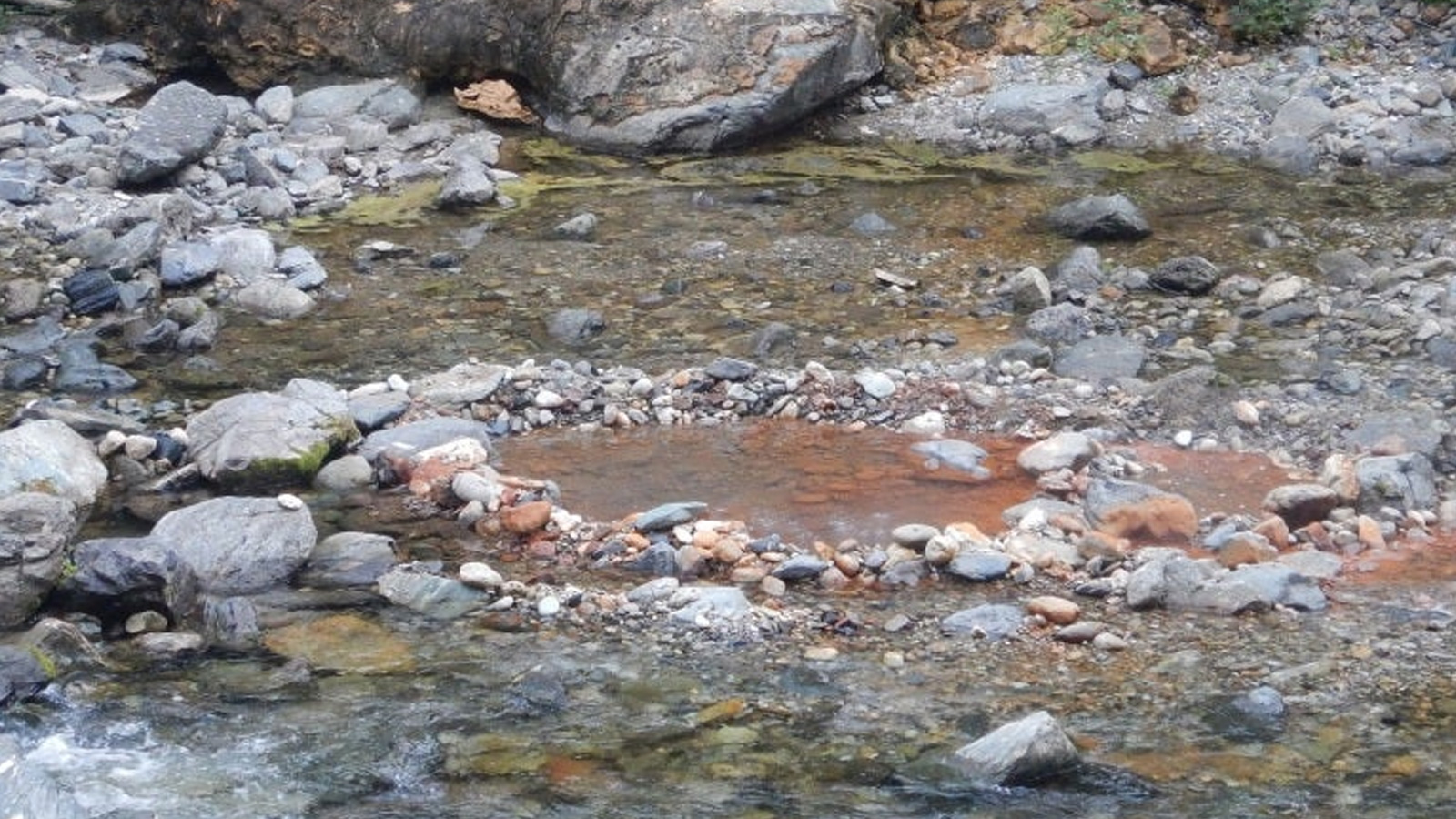 泊川河鹿の湯｜沈殿岩がかたるかつての名野湯